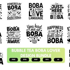 Op de afbeelding: Een digitaal ontwerppakket met vijftien zwart-witte grafische illustraties met boba-theethema's en tekst, waaronder zinnen als Peace Love Boba, Powered by Boba, Boba is my Love Language en Life is Better with Boba op een witte achtergrond.