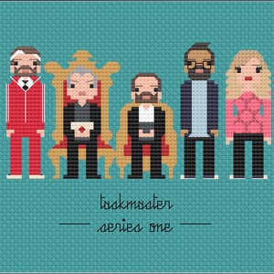 Op de afbeelding: Een pixel art-illustratie van de cast van Taskmaster serie &eacute;&eacute;n. De afbeelding toont zes personen, waaronder de presentator Greg Davies op een troon. De tekst "Taskmaster - serie &eacute;&eacute;n" staat onderaan de afbeelding.