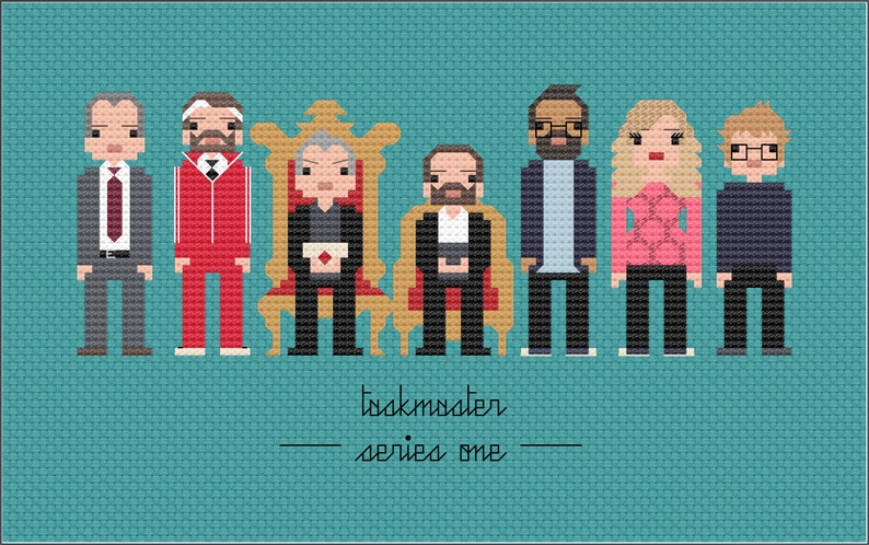 Op de afbeelding: Een pixel art-illustratie van de cast van Taskmaster serie &eacute;&eacute;n. De afbeelding toont zes personen, waaronder de presentator Greg Davies op een troon. De tekst "Taskmaster - serie &eacute;&eacute;n" staat onderaan de afbeelding.