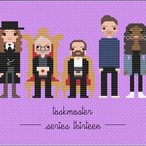 Puede incluir: Una ilustración de arte de píxeles del elenco de Taskmaster, serie trece. El elenco incluye un hombre con cabello gris, una mujer con cabello negro, un hombre con barba, un hombre con cabello castaño, una mujer con cabello negro y una mujer con cabello rubio. El texto "Taskmaster serie trece" está en la parte inferior de la imagen.