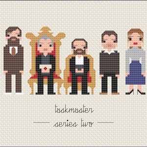 Puede incluir: Una ilustración de arte de píxeles del elenco de Taskmaster serie dos. La imagen presenta ocho personajes, incluido el presentador, Greg Davies, sentado en un trono dorado. Los personajes visten todos atuendos diferentes y tienen expresiones faciales únicas. El texto "Taskmaster - serie dos" está escrito debajo de los personajes.