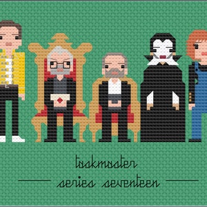 Puede incluir: Diseño de punto de cruz con ocho figuras estilizadas sobre un fondo verde. El texto "taskmaster series seventeen" está debajo. Las figuras visten varios atuendos, incluyendo un mono rojo, una chaqueta amarilla y un esmoquin.