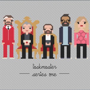 Op de afbeelding: Een kruissteekpatroon met de cast van de Britse comedy show Taskmaster. Het patroon bevat het logo van de show, "Taskmaster - serie &eacute;&eacute;n".