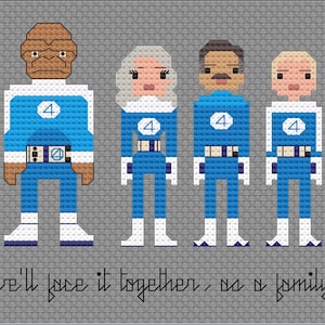 Könnte beinhalten: Ein Kreuzstich-Design mit vier stilisierten Figuren in blau-weißen Uniformen, jede mit einem 4er-Emblem. Die Figuren stehen vor einem grauen Hintergrund, darunter der Text "we'll face it together, as a family".