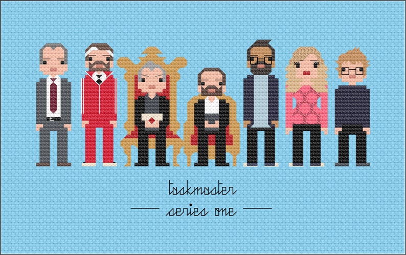 Op de afbeelding: Een pixel art-illustratie van de cast van de Britse comedy-show Taskmaster, met de presentator van de show Greg Davies en de deelnemers Alex Horne, Joe Wilkinson, Katherine Ryan en Rose Matafeo. De tekst "Taskmaster - serie &eacute;&eacute;n" staat onder de personages.