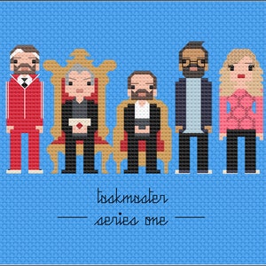 Op de afbeelding: Een pixel art-illustratie van de cast van Taskmaster serie &eacute;&eacute;n. De cast omvat Alex Horne, Greg Davies,  Joe Wilkinson,  Sally Phillips,  Mark Watson en  Tim Key. De illustratie is op een blauwe achtergrond met de tekst "Taskmaster - serie &eacute;&eacute;n" onderaan.
