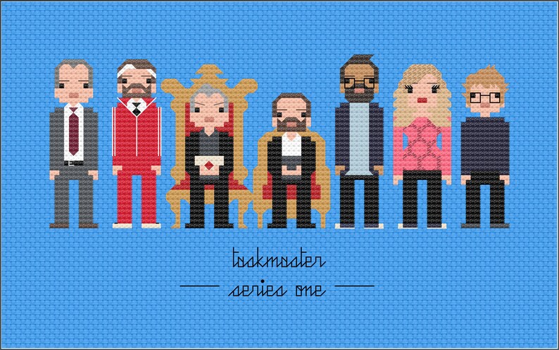 Op de afbeelding: Een pixel art-illustratie van de cast van Taskmaster serie &eacute;&eacute;n. De cast omvat Alex Horne, Greg Davies,  Joe Wilkinson,  Sally Phillips,  Mark Watson en  Tim Key. De illustratie is op een blauwe achtergrond met de tekst "Taskmaster - serie &eacute;&eacute;n" onderaan.