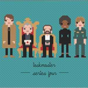Puede incluir: Una ilustración de arte de píxeles del elenco de Taskmaster, serie cuatro. Los personajes se representan en una fila, de izquierda a derecha: Joe Wilkinson, Richard Herring, Greg Davies, Sally Phillips, Katherine Ryan y Ed Gamble. El texto "Taskmaster - serie cuatro" está debajo de los personajes.
