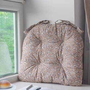 Almofada para cadeira em formato de U feita à mão com laços e estampa de flores bege