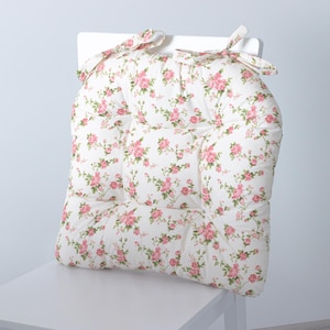 Almofada para cadeira em formato de U feita à mão com laços e estampa floral