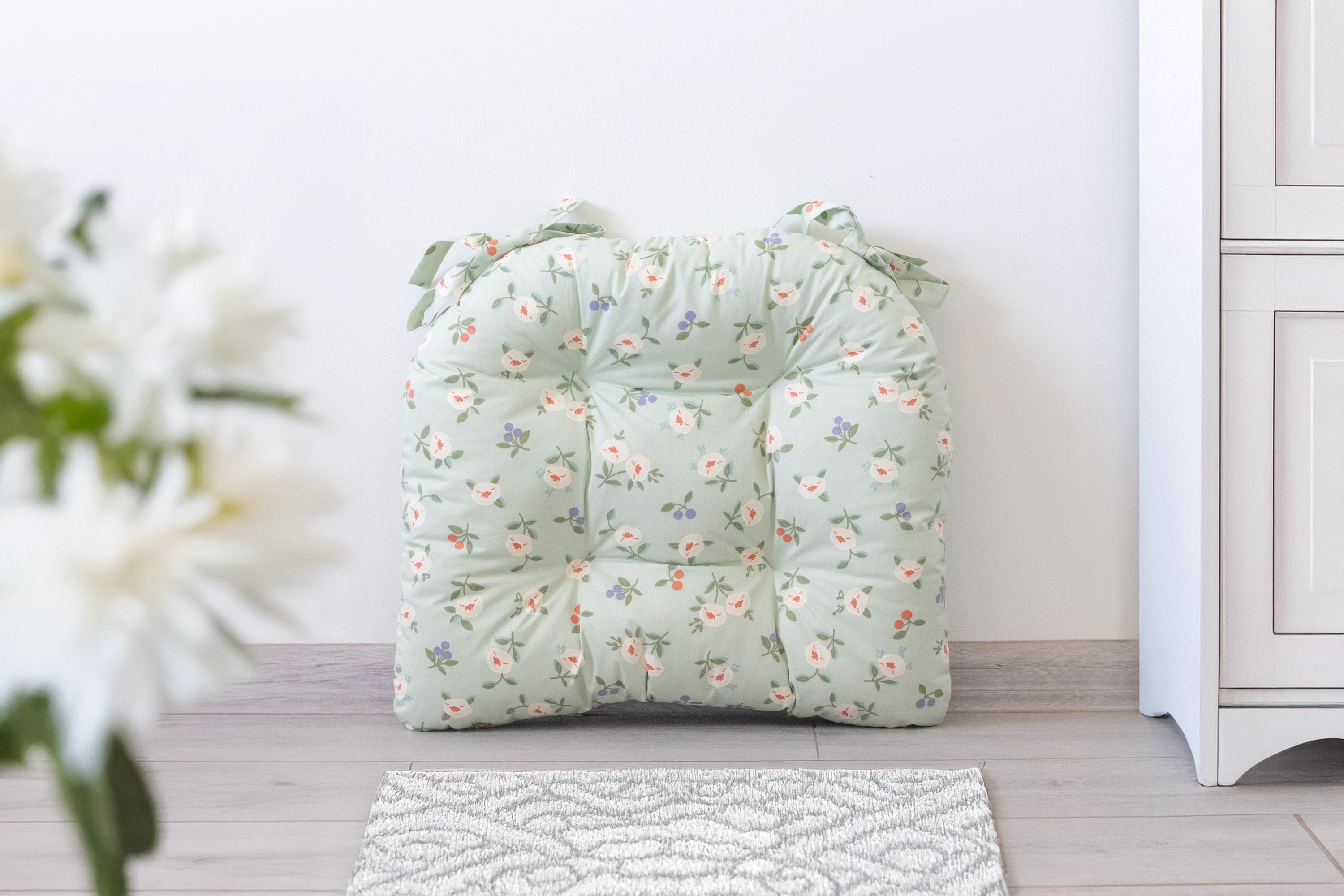 Cuscino verde salvia con motivi floreali ricamati 30x20 cm Derna