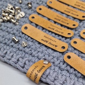 10 Stück Labels Handmade Etiketten Nähen Kunstleder Label für Kleidung Jeans DIY mit Buchschrauben 10 Stück Set in verschiedenen Farben Bild 7