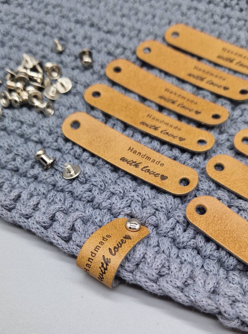 10 Stück Labels Handmade Etiketten Nähen Kunstleder Label für Kleidung Jeans DIY mit Buchschrauben 10 Stück Set in verschiedenen Farben Bild 7