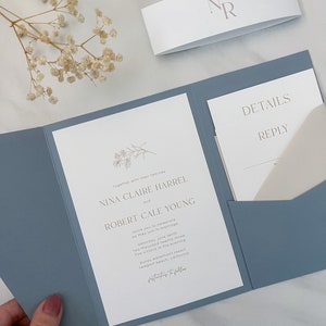 plantilla de invitación de boda para carpeta de bolsillo, conjunto de invitación de boda floral minimalista azul polvoriento, boda moderna beige, kit de invitación diy