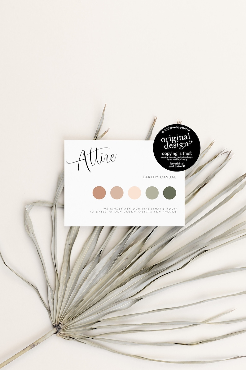 K&ouml;nnte beinhalten: Eine wei&szlig;e Karte mit dem Wort "Attire" in schwarzer Kursivschrift. Die Karte enth&auml;lt auch eine Farbpalette mit vier Kreisen in Braunt&ouml;nen, Beige und Gr&uuml;n. Der Text "Earthy Casual" ist in Schwarz &uuml;ber der Farbpalette geschrieben. Der Text "We kindly ask our VIPs (that's you!) to dress in our color palette for photos" ist in Schwarz unter der Farbpalette geschrieben.