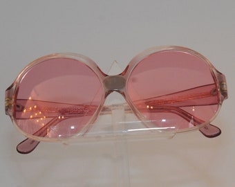 Vic Dorée pink sunglasses, high form and pink lenses color, London-fresh style,new look;designed by Vic Dorée