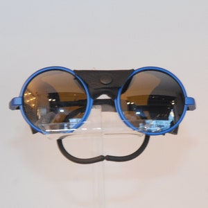 Ice spotive sunglasses, attractive blue-circular form face with soft branches insertion, blacky lenses color Sportive look made in France