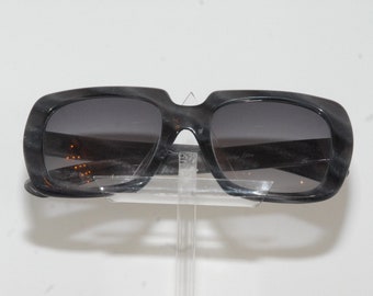 Pierre Balmain luxury sunglasses, Parisian style with attractive colors and happy forms, made in France and design by Balmain