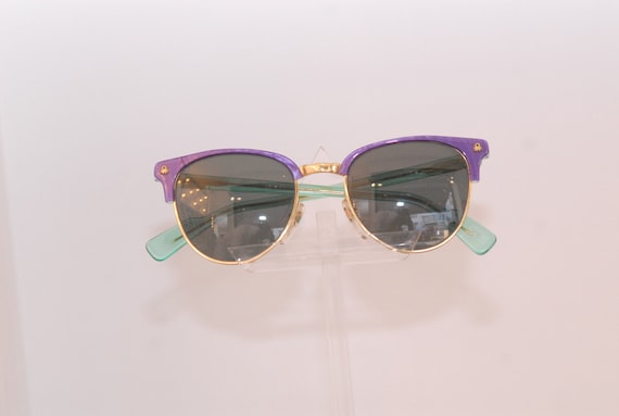 Benetton Stylish Sunglasses, Pentoscopic Form, Goldish Metal  display picture 1