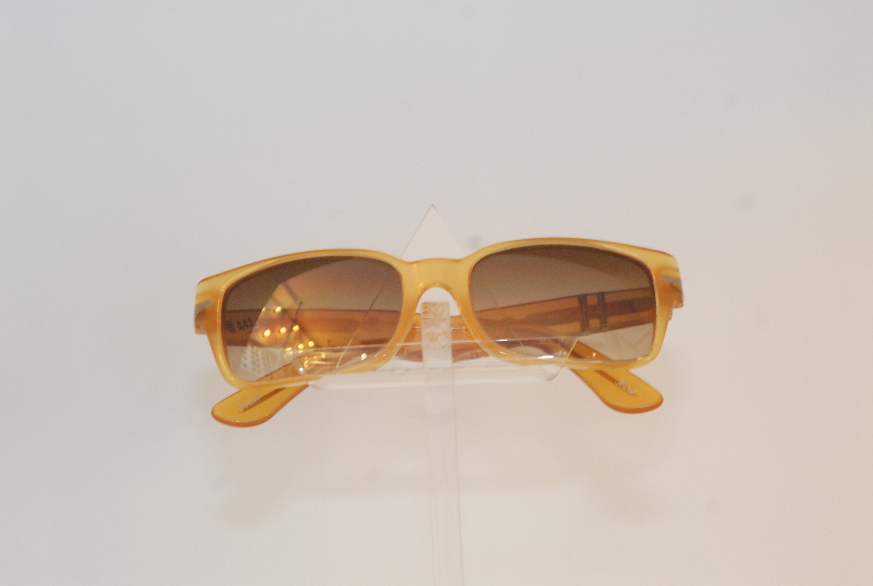 Persol Vintage Sonnenbrille, originaly hergestellt in Italien sonnige gelbe  Celluloseacetat Farbe mit braunen Farblinsen, frischen Pariser Stil -  .de