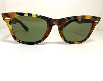 Óculos de sol Ray-Ban Wayfarer, visual incrível com cores vibrantes, design da Bausch & Lomb nos EUA.