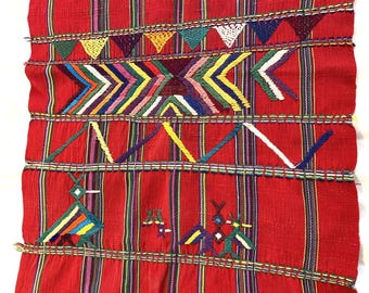 Tzute rosso vintage tessuto a mano con uccelli stilizzati, raffinata arte tessile dal Guatemala