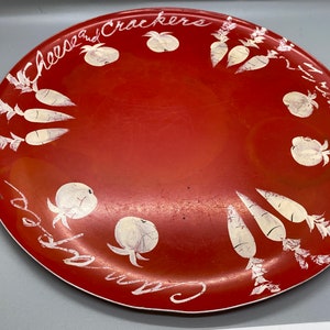 Florence Thomas Pasadena CA Vassoio per tartine in alluminio smaltato MCM dipinto a mano rosso 11"
