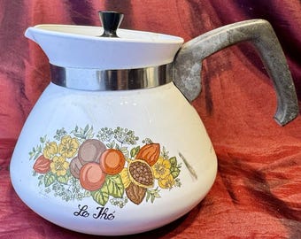 Tetera vintage Corning Ware Spice of Life Le The de 6 tazas, modelo P-104, de la década de 1970.