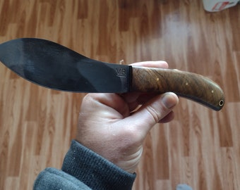 Cuchillo de cazador estilo Nessmuk. Acero al carbono y nogal con funda de cuero.