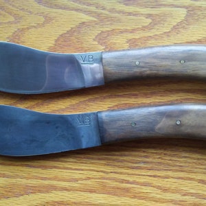 Cuchillo de cazador estilo Nessmuk. Acero al carbono y nogal con funda de cuero. imagen 3