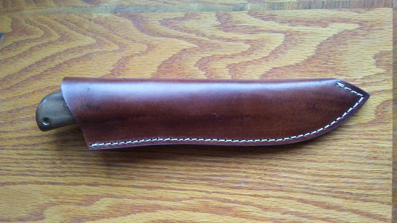 Cuchillo de cazador estilo Nessmuk. Acero al carbono y nogal con funda de cuero. imagen 5