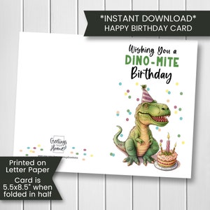K&ouml;nnte beinhalten: Eine druckbare Geburtstagskarte mit einem gr&uuml;nen Dinosaurier, der einen Partyhut tr&auml;gt und einen Geburtstagskuchen mit Kerzen h&auml;lt. Die Karte tr&auml;gt den Text "Wishing You a Dino-Mite Birthday" und Konfetti im Hintergrund. Die Karte ist 14 cm x 21,5 cm gro&szlig;, wenn sie gefaltet ist.