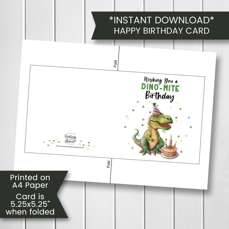 K&ouml;nnte beinhalten: Druckbare Geburtstagskarte mit einem gr&uuml;nen Dinosaurier, der einen Partyhut tr&auml;gt und einen Geburtstagskuchen mit Kerzen h&auml;lt. Die Karte lautet "Wishing You a Dino-mite Birthday". Die Karte ist 5,25 Zoll mal 5,25 Zoll gefaltet.