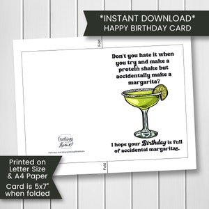 Puede incluir: Una tarjeta de cumplea&ntilde;os imprimible con un mensaje humor&iacute;stico sobre hacer una margarita por error en lugar de un batido de prote&iacute;nas. La tarjeta est&aacute; doblada por la mitad y presenta una ilustraci&oacute;n de dibujos animados de un vaso de margarita con una rodaja de lima. El texto de la tarjeta dice: "&iquest;No odias cuando intentas hacer un batido de prote&iacute;nas pero accidentalmente haces una margarita? Espero que tu cumplea&ntilde;os est&eacute; lleno de margaritas accidentales."