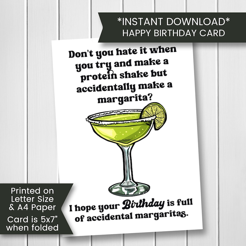 Puede incluir: Una tarjeta de cumplea&ntilde;os divertida con una ilustraci&oacute;n de margarita verde y el texto "&iquest;No odias cuando intentas hacer un batido de prote&iacute;nas pero accidentalmente haces una margarita? &iexcl;Espero que tu cumplea&ntilde;os est&eacute; lleno de margaritas accidentales!"