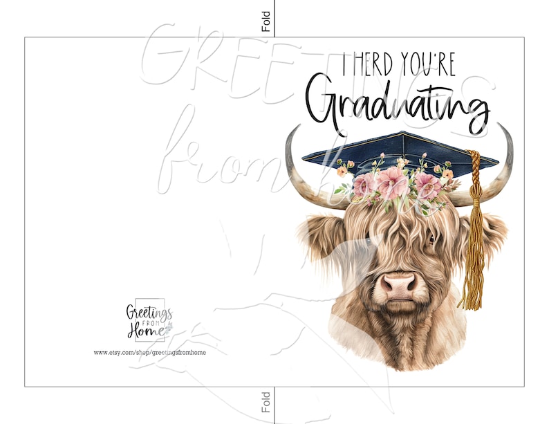 Puede incluir: Una tarjeta de graduaci&oacute;n con una vaca de las tierras altas que lleva una gorra de graduaci&oacute;n azul y una corona de flores. El texto "I herd you're graduating" est&aacute; escrito sobre la vaca.