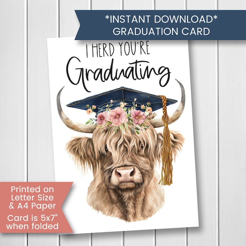 Puede incluir: Una tarjeta de graduaci&oacute;n con una ilustraci&oacute;n de acuarela de una vaca de las tierras altas con un gorro de graduaci&oacute;n azul y una corona de flores rosas. El texto de la tarjeta dice "He o&iacute;do que te est&aacute;s graduando".