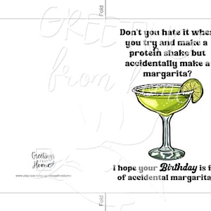 Puede incluir: Una tarjeta de cumplea&ntilde;os con una ilustraci&oacute;n humor&iacute;stica de una margarita y el texto "&iquest;No odias cuando intentas hacer un batido de prote&iacute;nas pero accidentalmente haces una margarita? &iexcl;Espero que tu cumplea&ntilde;os est&eacute; lleno de margaritas accidentales!"