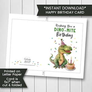 K&ouml;nnte beinhalten: Druckbare Dinosaurier-Geburtstagskarte mit einem gr&uuml;nen Dinosaurier, der einen Partyhut tr&auml;gt und einen Geburtstagskuchen mit Kerzen h&auml;lt. Die Karte lautet "Wishing You a Dino-Mite Birthday".