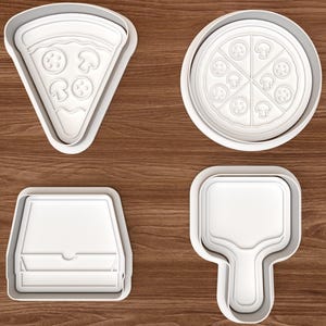 Könnte beinhalten: Ein Set aus vier weißen Kunststoff-Ausstechformen, bestehend aus einem Pizzastück mit Belag, einer ganzen runden Pizza in sechs Stücken, einem quadratischen Pizzakarton und einem Pizzaschieber mit Griff, zur Herstellung detaillierter Backwaren.