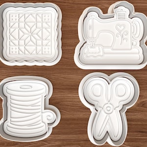 Può includere: Un set di quattro stampini per biscotti in plastica bianca con forme a tema cucito: un blocco per trapunta quadrato, una macchina da cucire vintage, un rocchetto di filo e un paio di forbici. Ogni stampo ha un design in rilievo dettagliato.