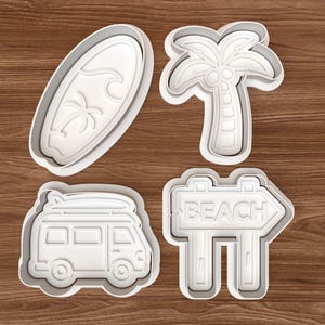 Puede incluir: Cuatro cortadores de galletas de plástico blanco con temática de playa. Las formas incluyen una tabla de surf con una ola y una palmera, una palmera, una furgoneta camper con una tabla de surf y un letrero que dice "BEACH".