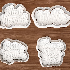 Puede incluir: Cuatro cortadores de galletas de plástico blanco con letras en relieve. Los diseños presentan las frases Just Married, We Do, Better Together y Forever Starts Here en letra cursiva, cada una rodeada por un borde en forma de nube.