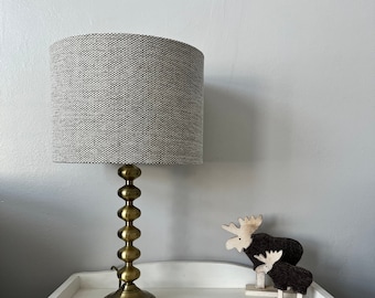 グレーとホワイトのテクスチャ生地のドラムランプシェード。手作り。ペンダント、テーブル、フロアライトシェード