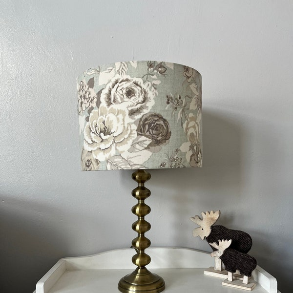 Abat-jour tambour, roses de style shabby chic vintage, tissu beige et oeuf de canard. Fait main, lampe de table, lampadaire, suspension au plafond.