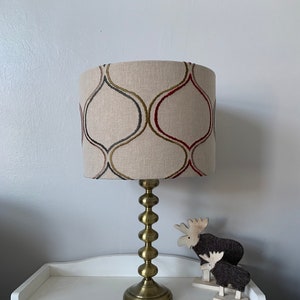 Beige geborduurd retropatroon, linnenlook, handgemaakte lampenkap van trommelstof. Tafellamp. Plafondhanger. Vloerlamp