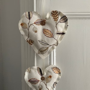 Lot de 2 coeurs rembourrés suspendus. Cadeau coeurs en tissu shabby chic pour la fête des mères. Décoration suspendue. Accroche-porte cadeau d'amour