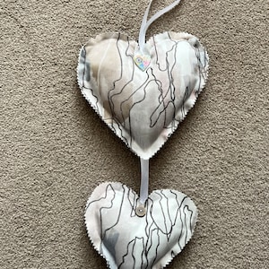 Lot de 2 coeurs rembourrés suspendus. Cadeau coeurs en tissu shabby chic pour la fête des mères. Décoration suspendue. Accroche-porte cadeau d'amour