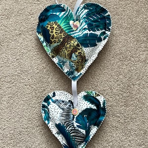 Lot de 2 coeurs rembourrés suspendus. Cadeau coeurs en tissu shabby chic pour la fête des mères. Décoration suspendue. Accroche-porte cadeau d'amour
