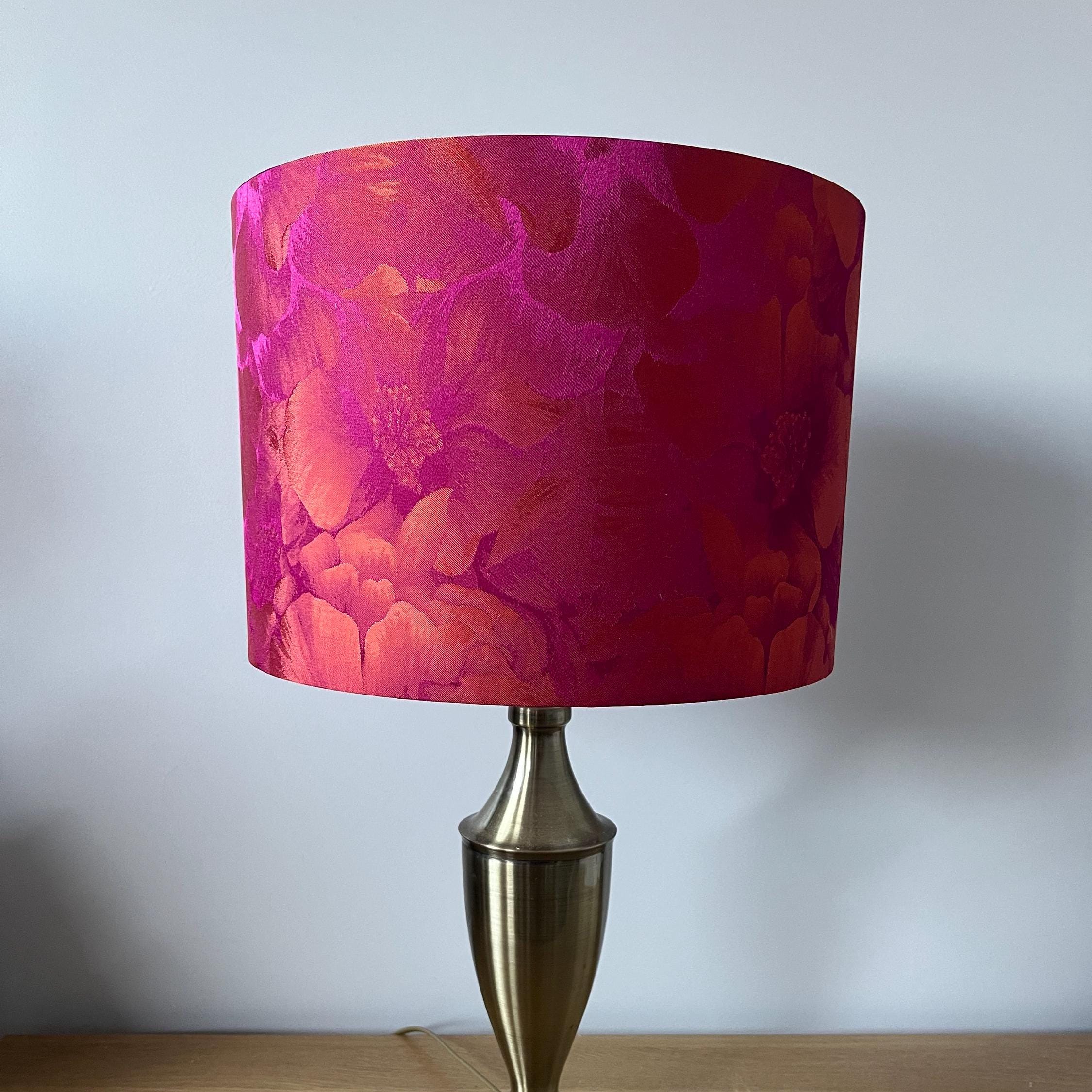 Paralume a tamburo in stile vintage floreale, color rosa ciliegia e arancione. Fatto a mano.
